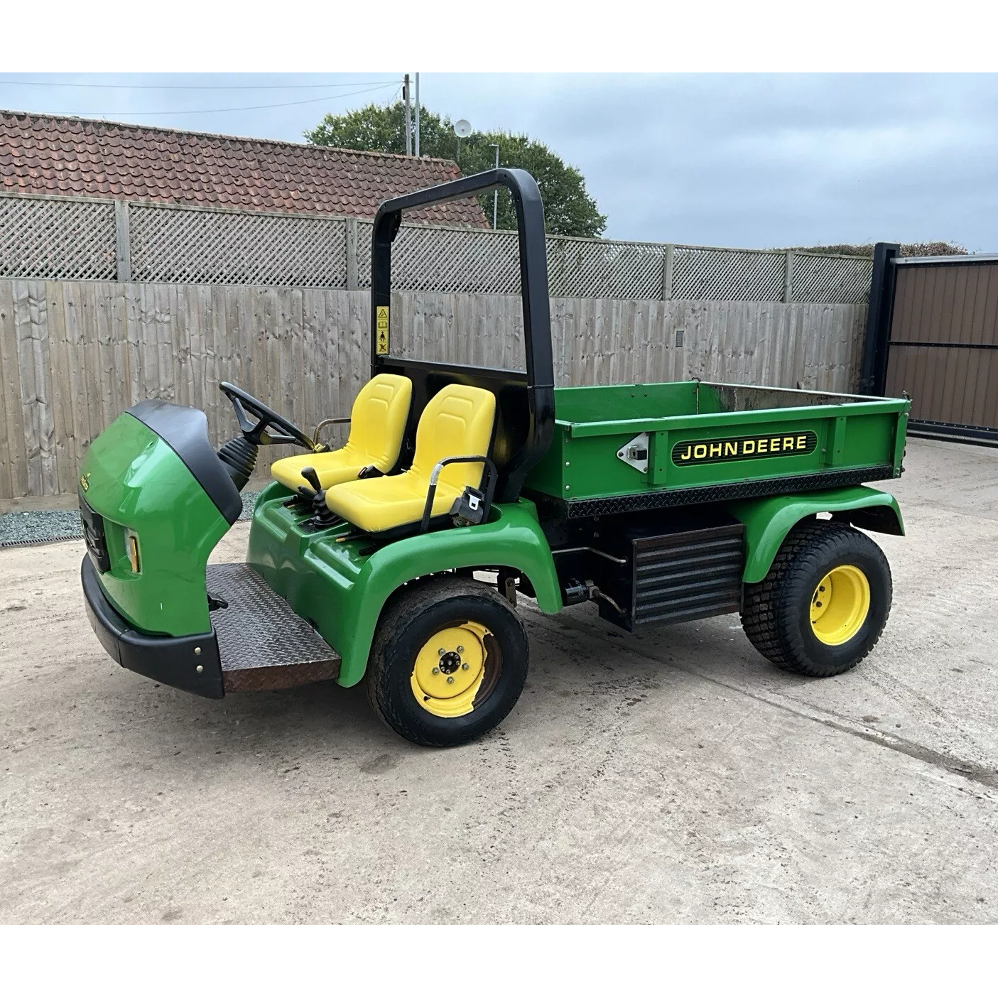 JOHN DEERE PRO GATOR 2030 GOLF TURF UTILITY VEHICLE.